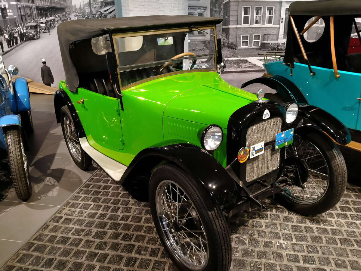 Над его радиаторной решёткой всё ещё написано Dixi, но скоро там появится значок BMW.