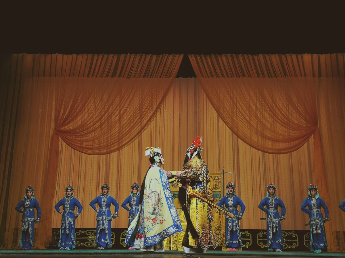 Наши преподаватели на сцене во время исполнения пьесы "Прощай, моя наложница"