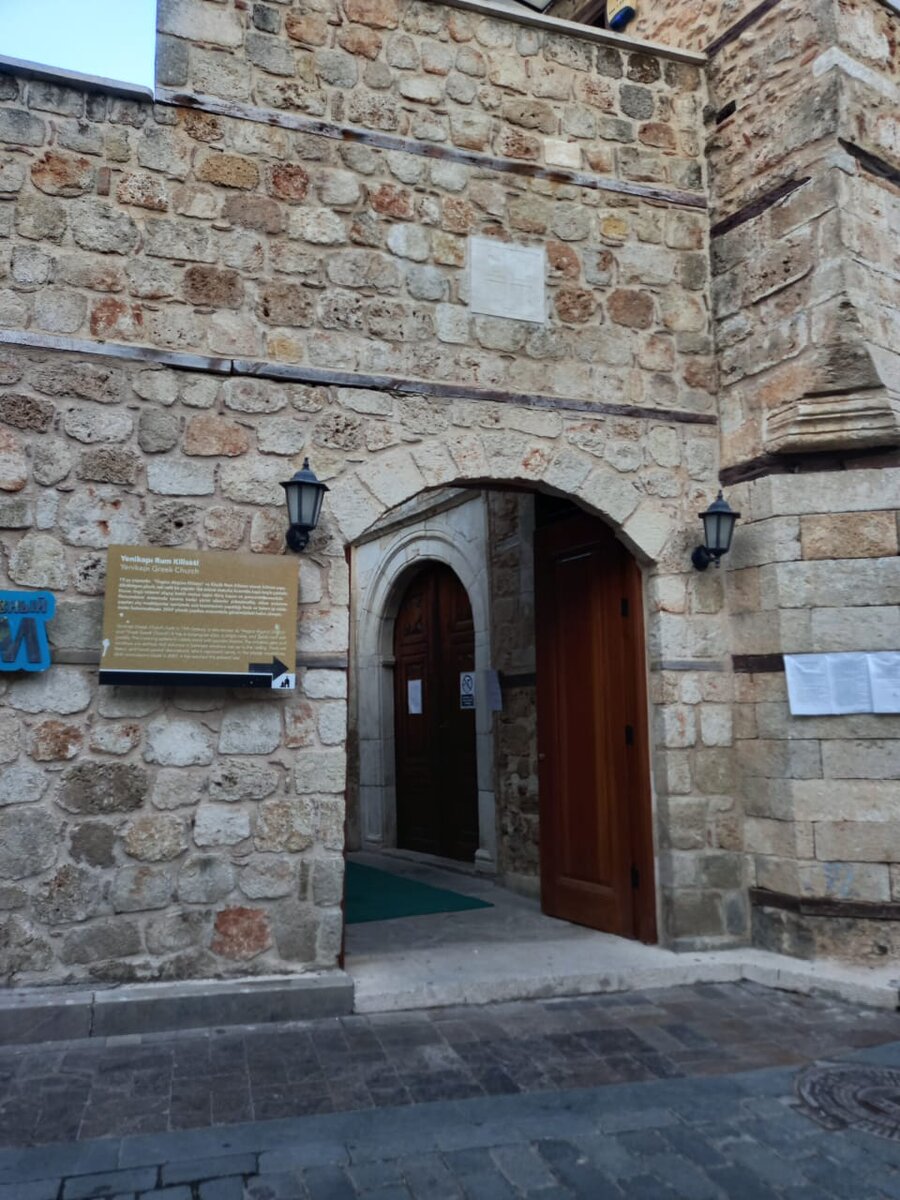 Дверь внутри - это вход в храм 