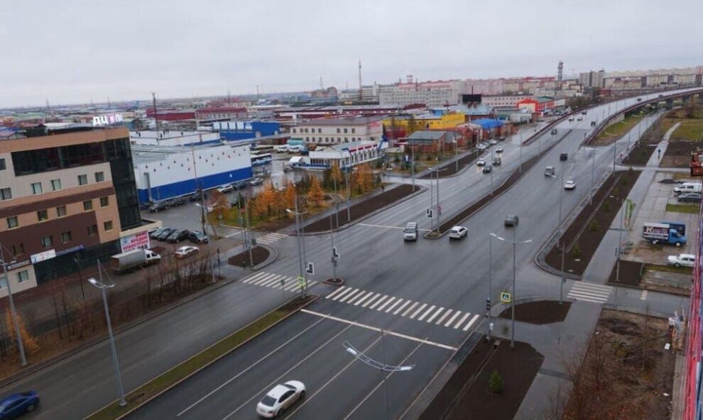    В Новом Уренгое завершается сезон дорожных работ