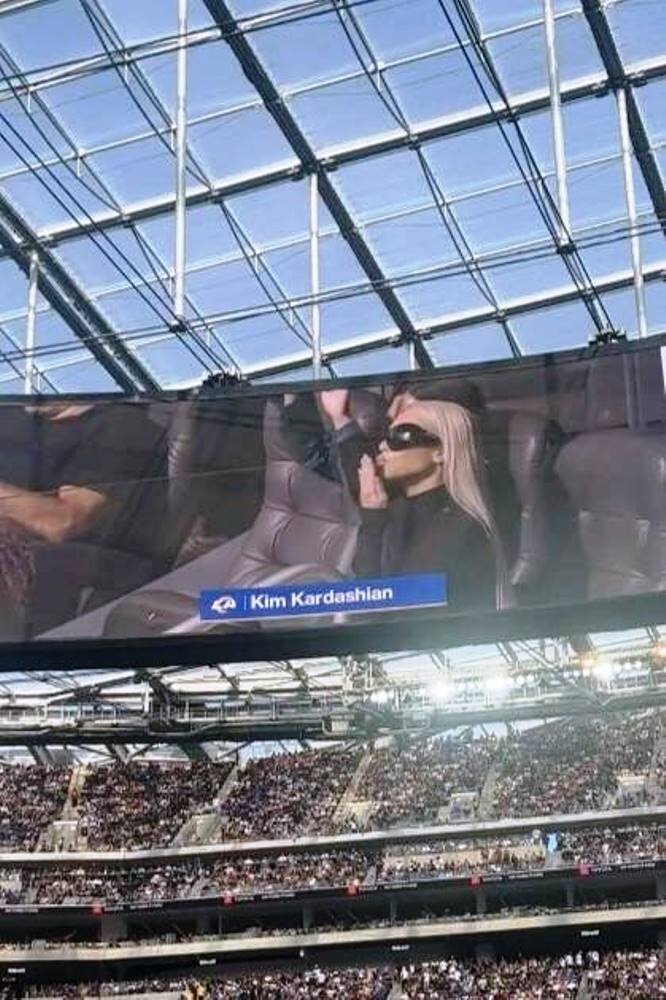    Ким Кардашьян на стадионеСоцсети