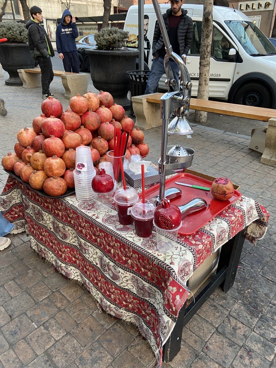 Сезон гранатов в Армении