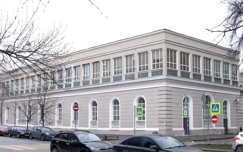 Манеж лейб-гвардии Финляндского полка. Таким он был еще в начале этого года. Красивое, отремонтированное историческое здание