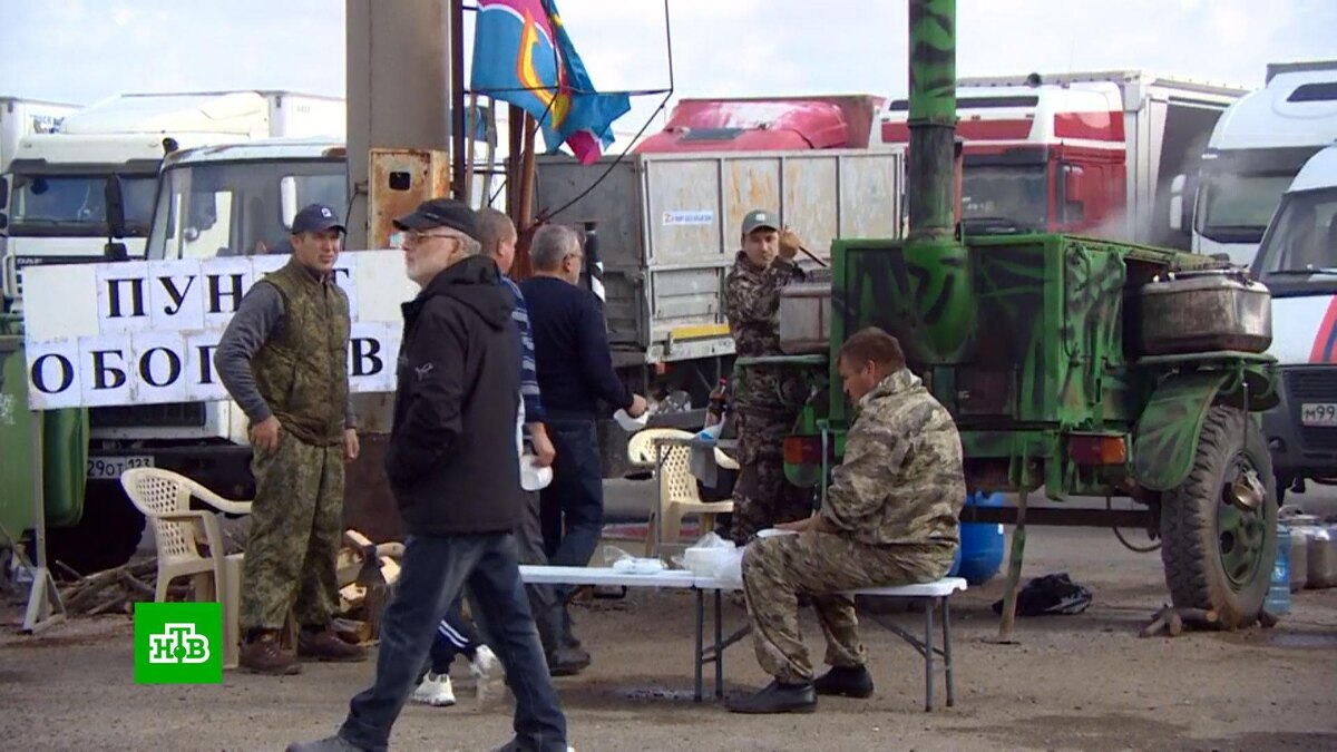    В районе Крымского моста развернуты полевые кухни и дежурят медики