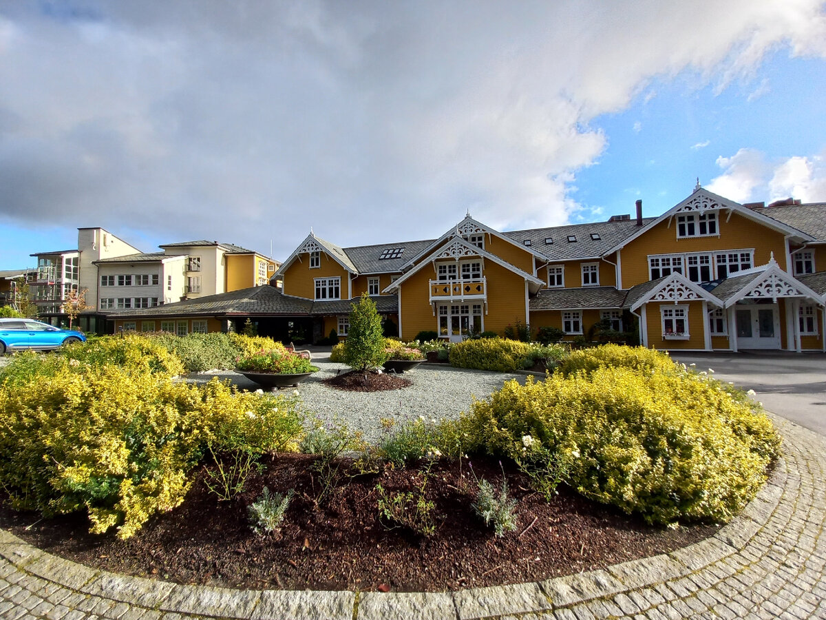 Отель Сульстран(Solstrand Hotel & Bad), одно из самых интересных зданий на берегу Бьорна фьорда