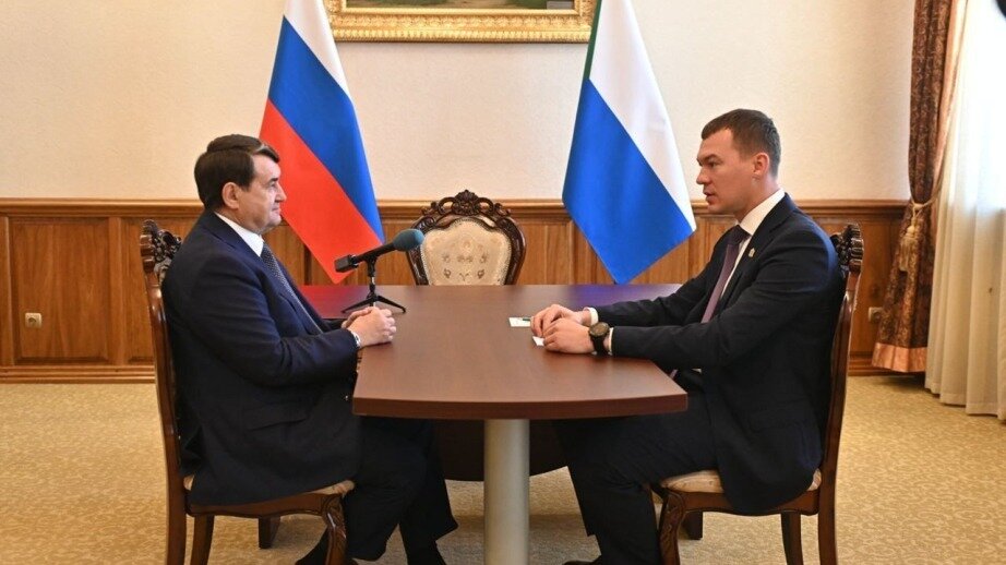     Михаил Дегтярев продолжает привлекать к решению проблемных вопросов Хабаровского края верхнеуровневых федеральных управленцев. На этот раз регион посетил помощник президента Игорь Левитин. Он назвал первоочередными задачи, которые озвучивает Михаил Дегтярев.