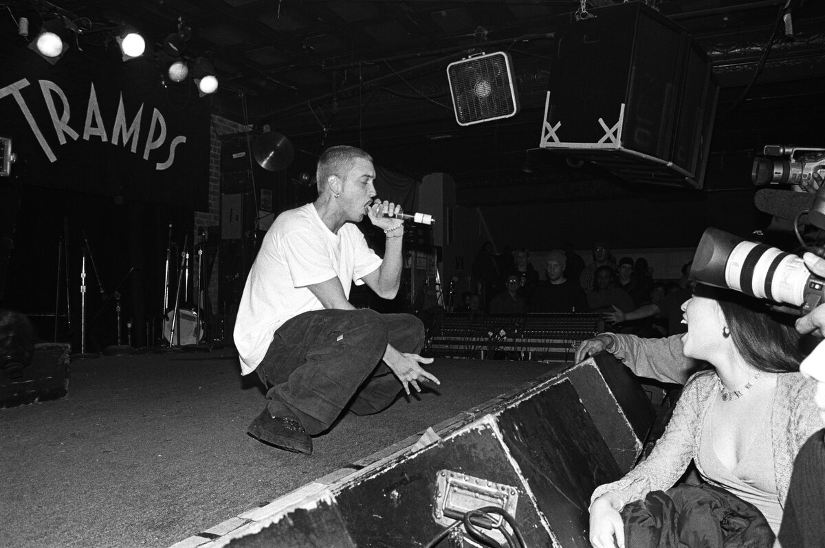    В 14 лет Эминем начал читать рэп в клубах Детройта. Он часто пропускал школу, а после третьей попытки окончить девятый класс решил бросить учёбу и посвятить себя хип-хопу. Его псевдоним состоял из первых букв настоящих имени и фамилии — M&M, — но впоследствии превратился в Эминем / Gettyimages.ru / Catherine McGann