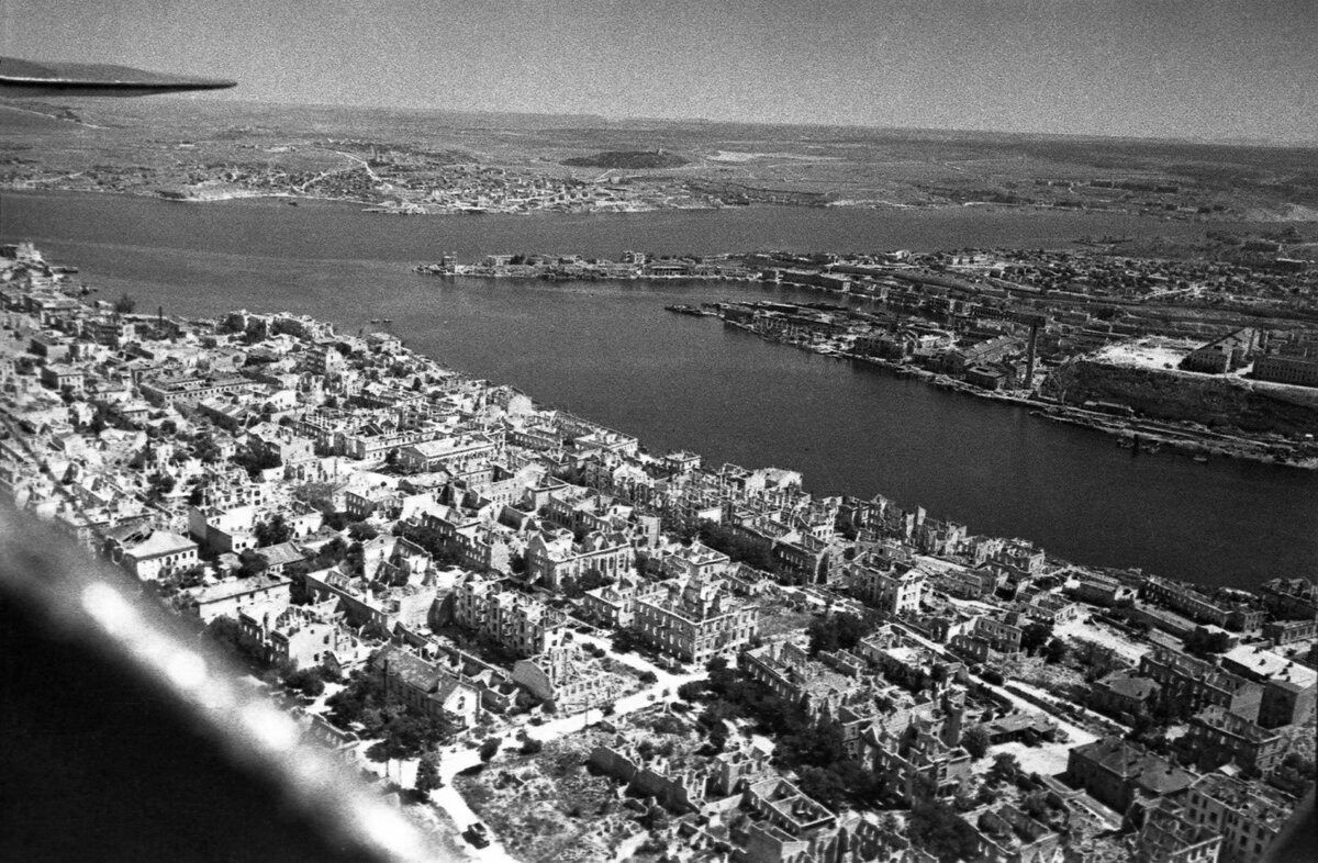 Город освобожденный 9 мая 1944 года. Освобожденный Севастополь 1944. Севастополь 1944 год. Севастополь Великая Отечественная война 1944. Разрушенный Севастополь 1944.