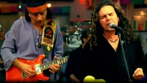 А вот еще пример. Это Карлос Сантана и какой-то Мана исполняют песню про бедного рыбака из Манагуа, который влюбился в одну прекрасную девушку, а она кормила его только колбасой и шпинатом. Кормила, кормила, пока не укормила. В общем, все померли. А песню так и назвали - Corazon Espinado.