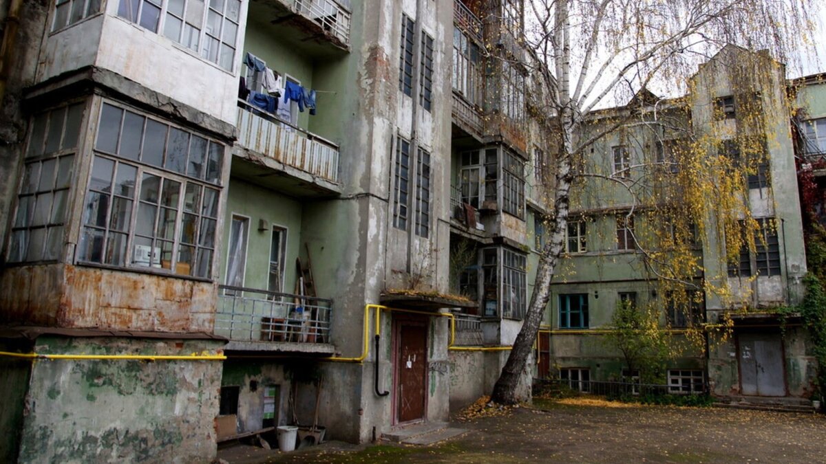     Реставрацию Мергасовского дома на улице Дзержинского в Казани откладывают третий год подряд из-за спора наследников усопшей собственницы. Она не успела переехать в новую квартиру вместе с другими жильцами.