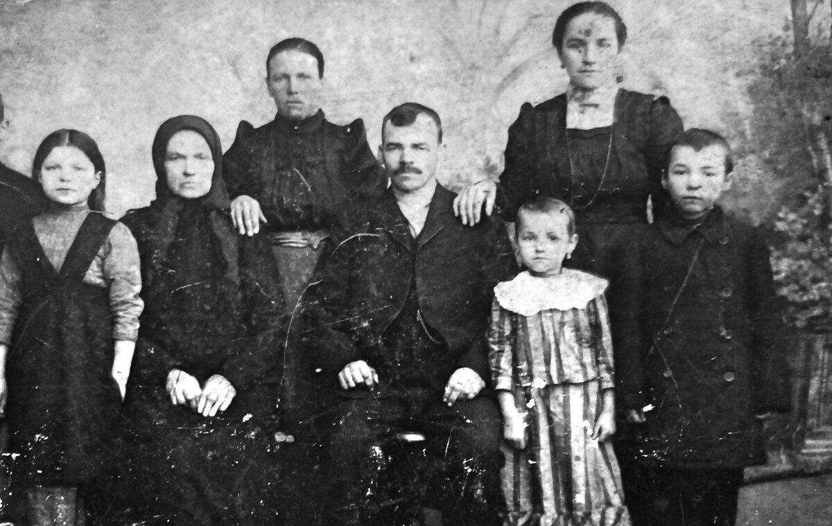 Среднестатистическая деревенская семья начала прошлого века. Фото из личного архива автора.