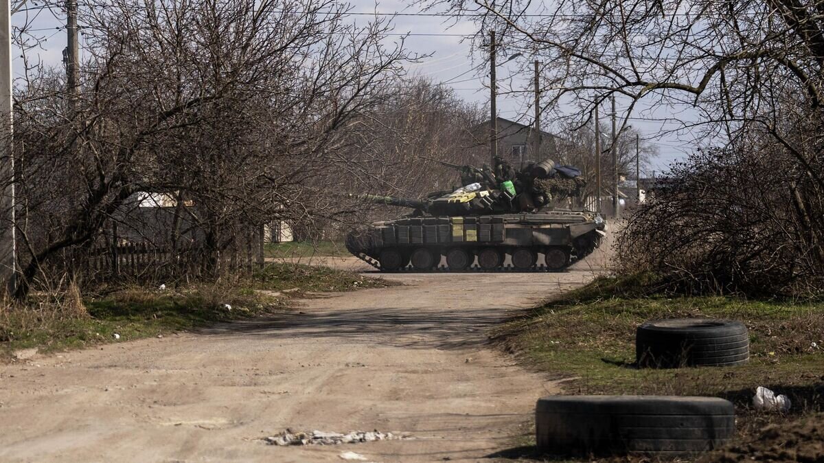    Украинский танк на окраине Николаева© AP Photo / Petros Giannakouris