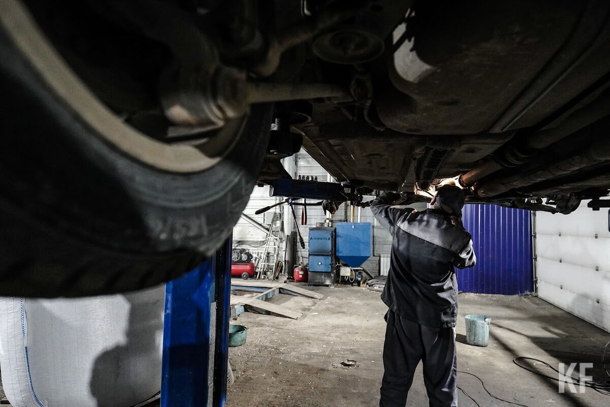 рабочий автосервиса. механик автослесарь. автослесарь автобусов. требуется автомеханик автослесарь. виталий автослесарь у михал михалыча тула.