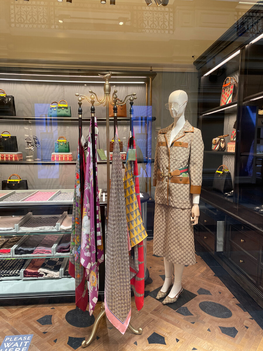 Порою и мы в жизни, как этот манекен в витрине GUCCI, смотрим неизвестно куда. Но человек же не манекен.. 