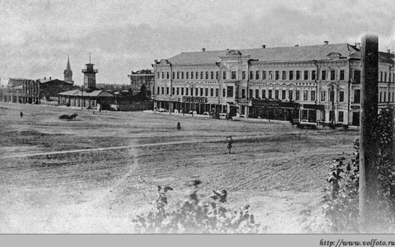 Судя по ракурсу, это фото сделано из окна одного из домов, стоявших когда-то на территории нынешней парковки на площади. Да, это правда. 100 лет назад на месте парковки стояли дома, их фундаменты и по сей день можно найти под асфальтом площади. На фото справа в кадре стоит гостиница "Столичные номера". Точно на этом же месте сегодня стоит гостиница "Волгоград". Чуть левее видна пожарная каланча, которая, если не ошибаюсь, даже до начала Сталинградской битвы не дожила. Сейчас на её месте стоит здание медицинской академии. А чуть левее каланчи виден шпиль католической кирхи. Её сейчас нет, на её месте стоят здания областной прокуратуры и областного суда.