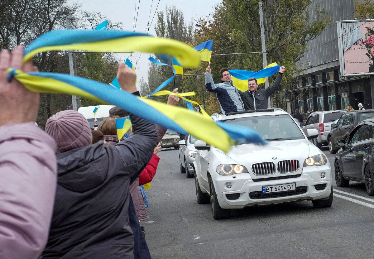 фото с узбекского сайта. Типа радуются в Херсоне освобождению