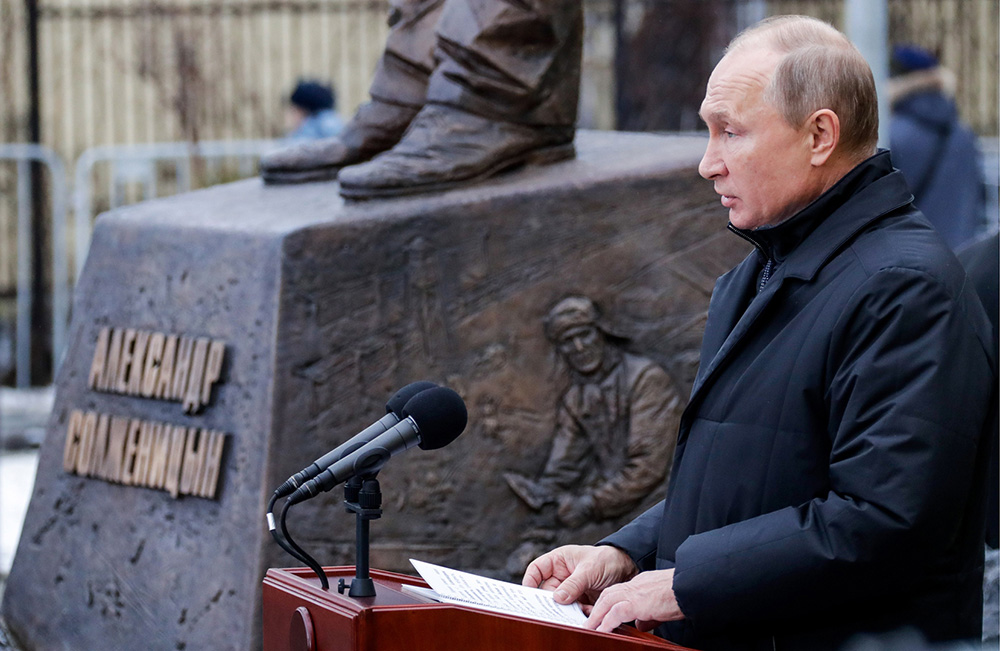 Как Запад поощряет политику Путина по борьбе с нашим советским прошлым