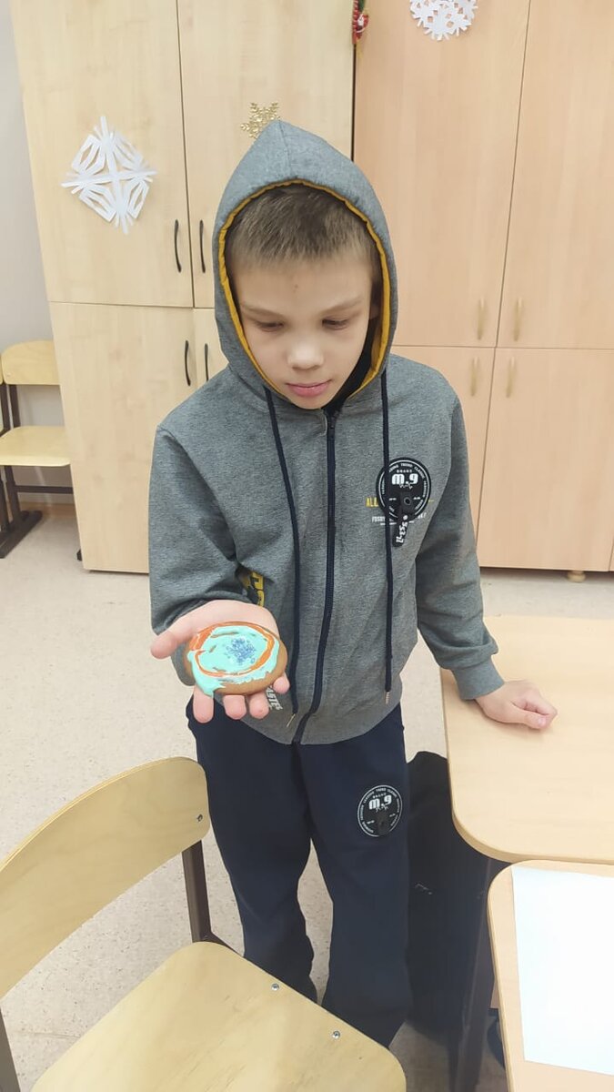 Серёга показывает поделку