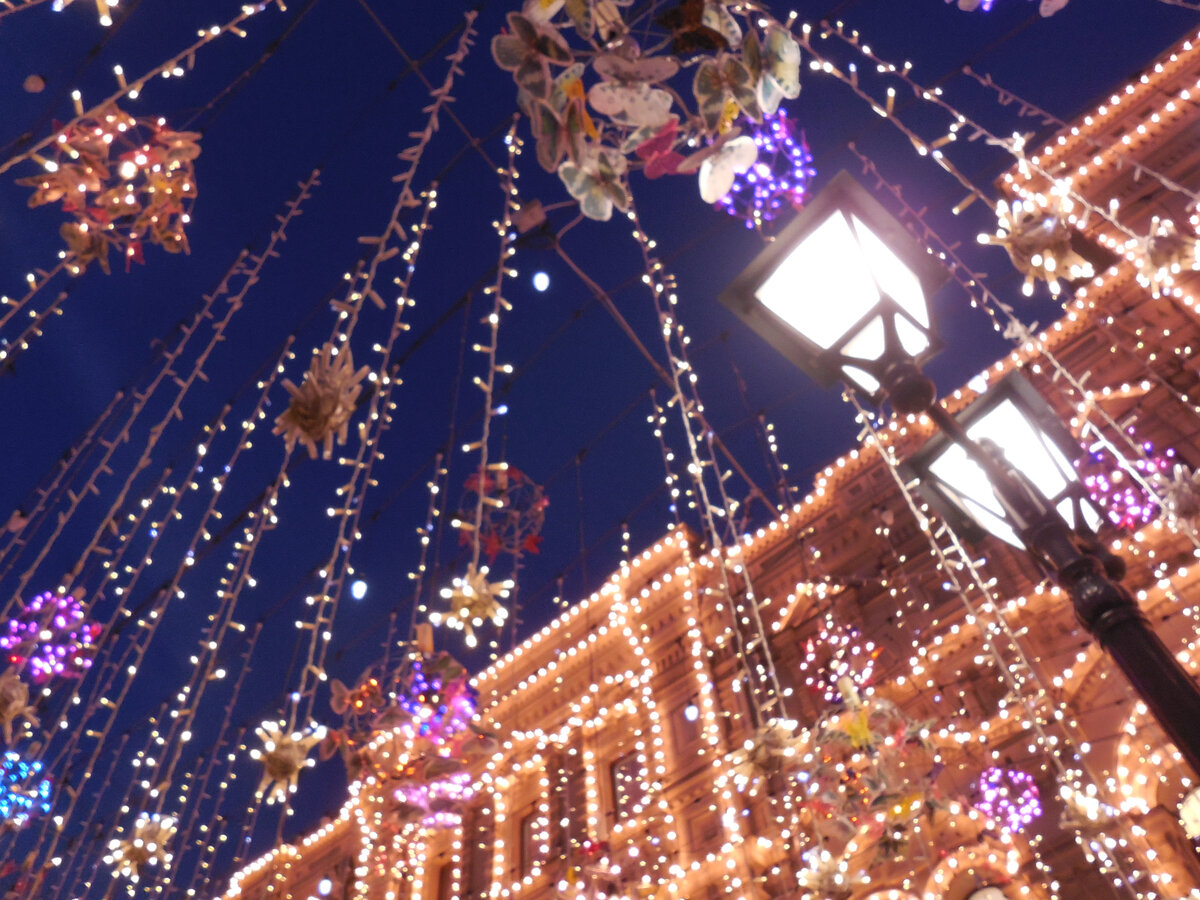 Никольская ул, Москва. Я её видела в таком наряде... один раз