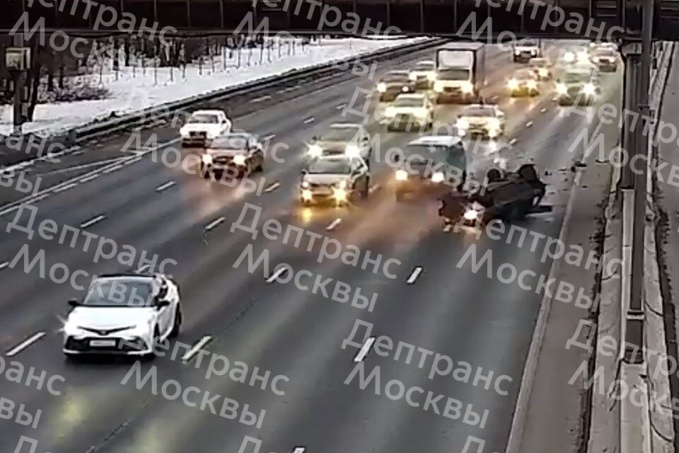     Автомобиль врезался в ограждение и перевернулся на 90-ом километре МКАД  Департамент транспорта Москвы