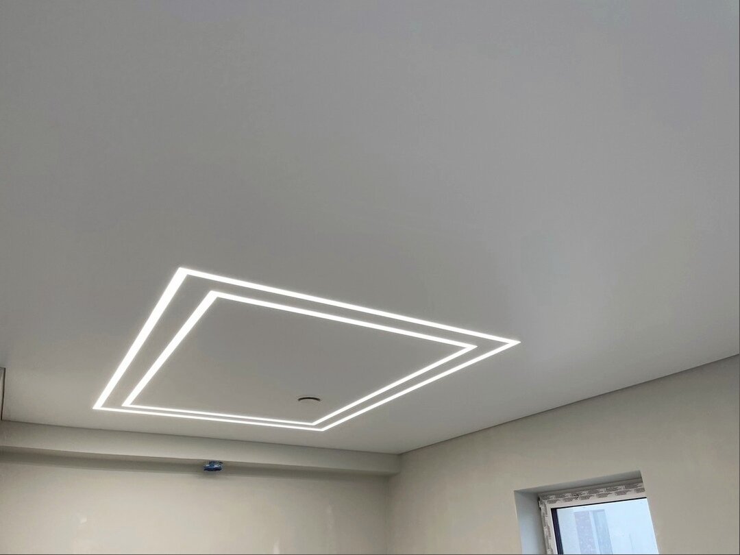 Вариант натяжного потолка со световыми линиями (листайте карусель)