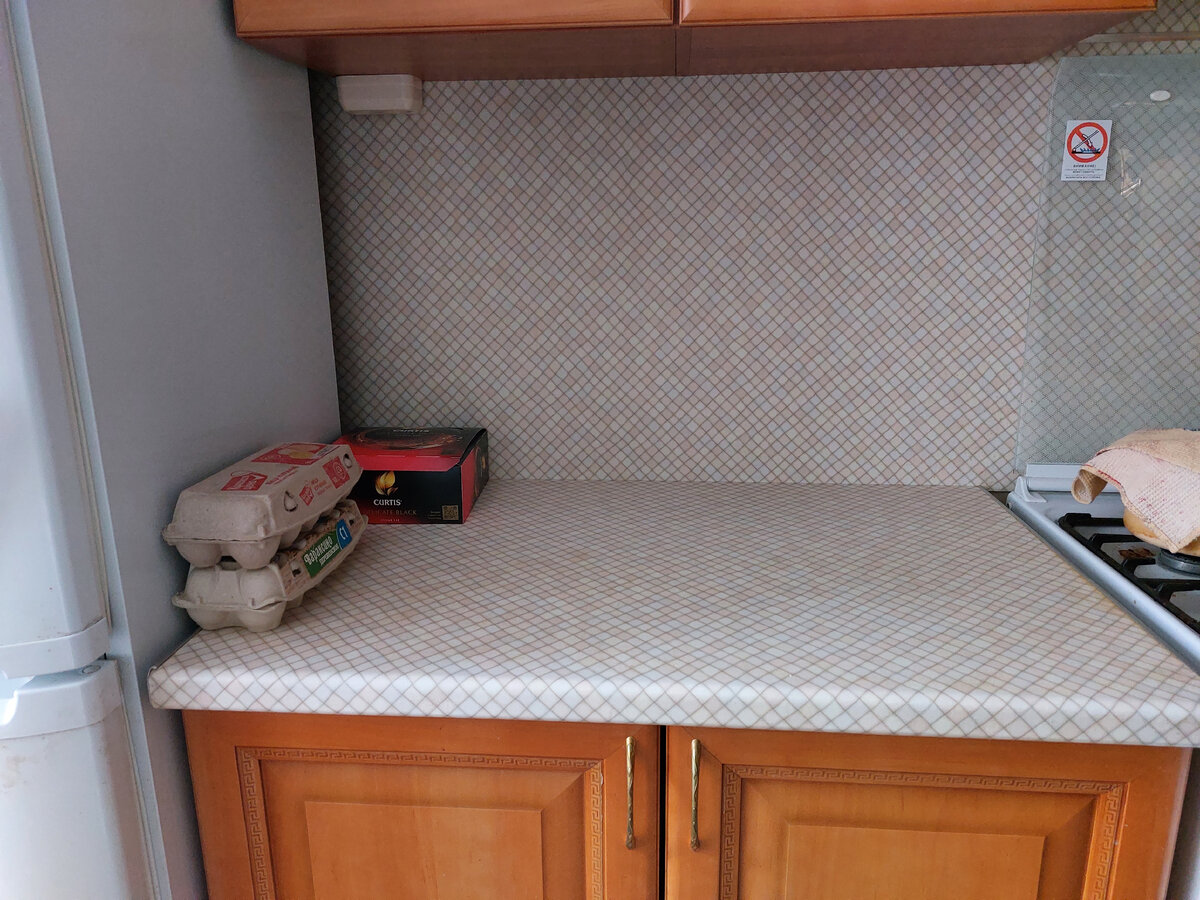 Столешницу, стену и боковую стену холодильника оттерла. 