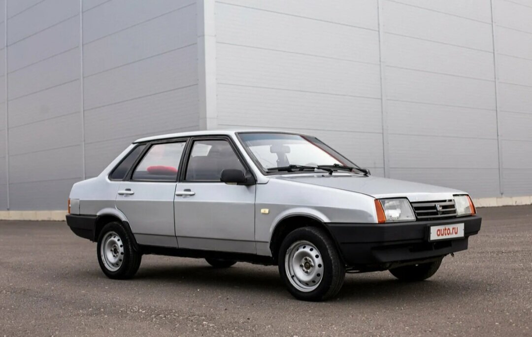 Работа по созданию кузова типа седан семейства моделей «Спутник» началась в 1980 году. Первоначально он получил индекс «ВАЗ-2110». Через год появился полноразмерный макет кузова.