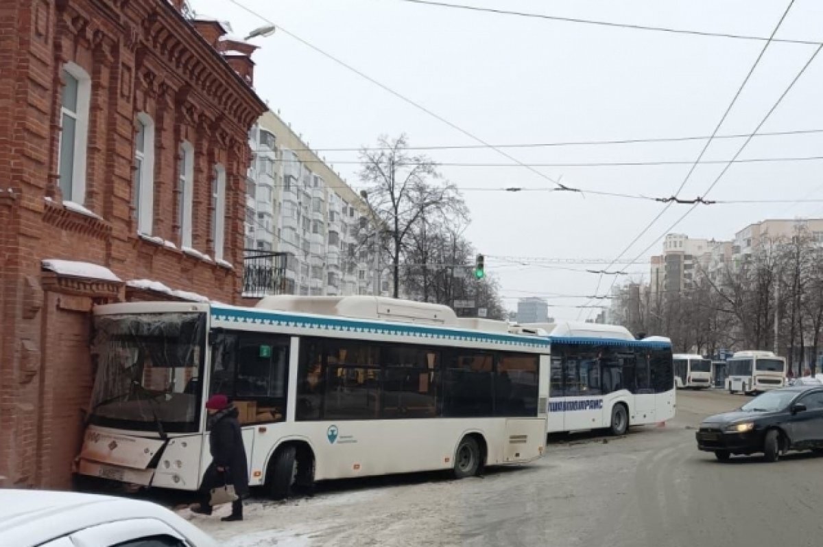    В центре Уфы автобус с пассажирами врезался в историческое здание