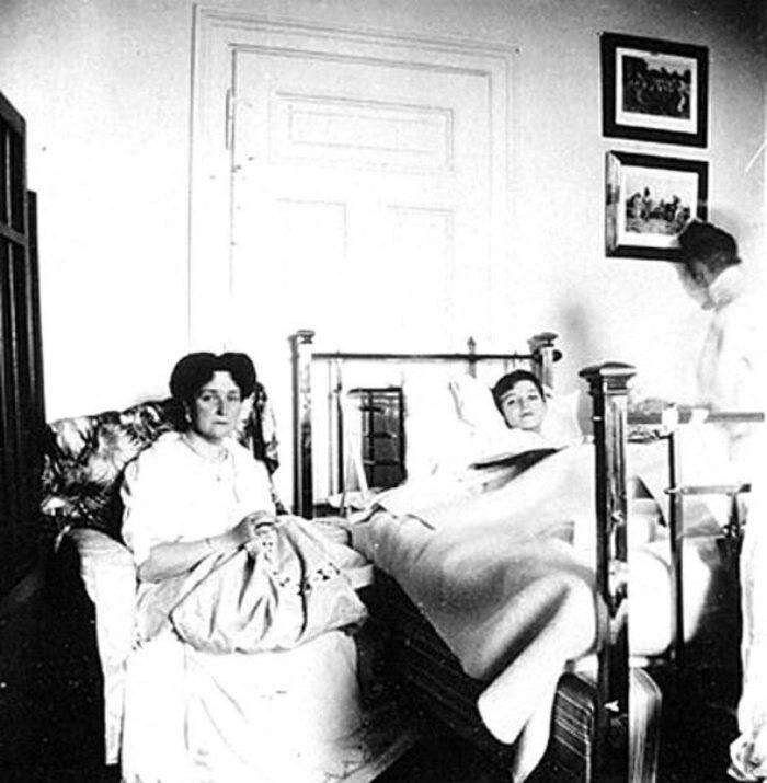 Императрица Александра Федоровна у постели больного сына, 1912