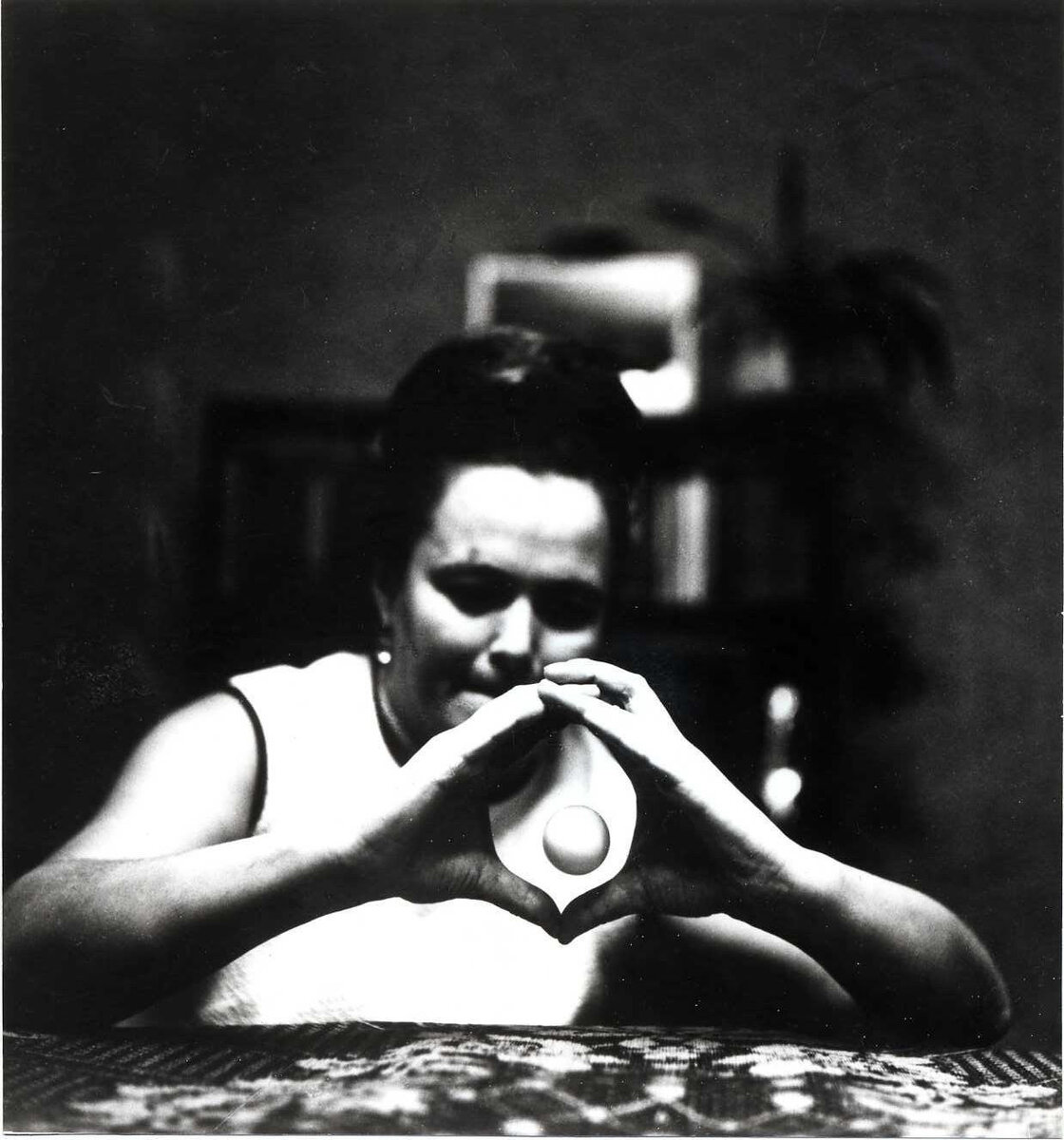 Кулагина силой мысли поднимает мячик для пинг-понга