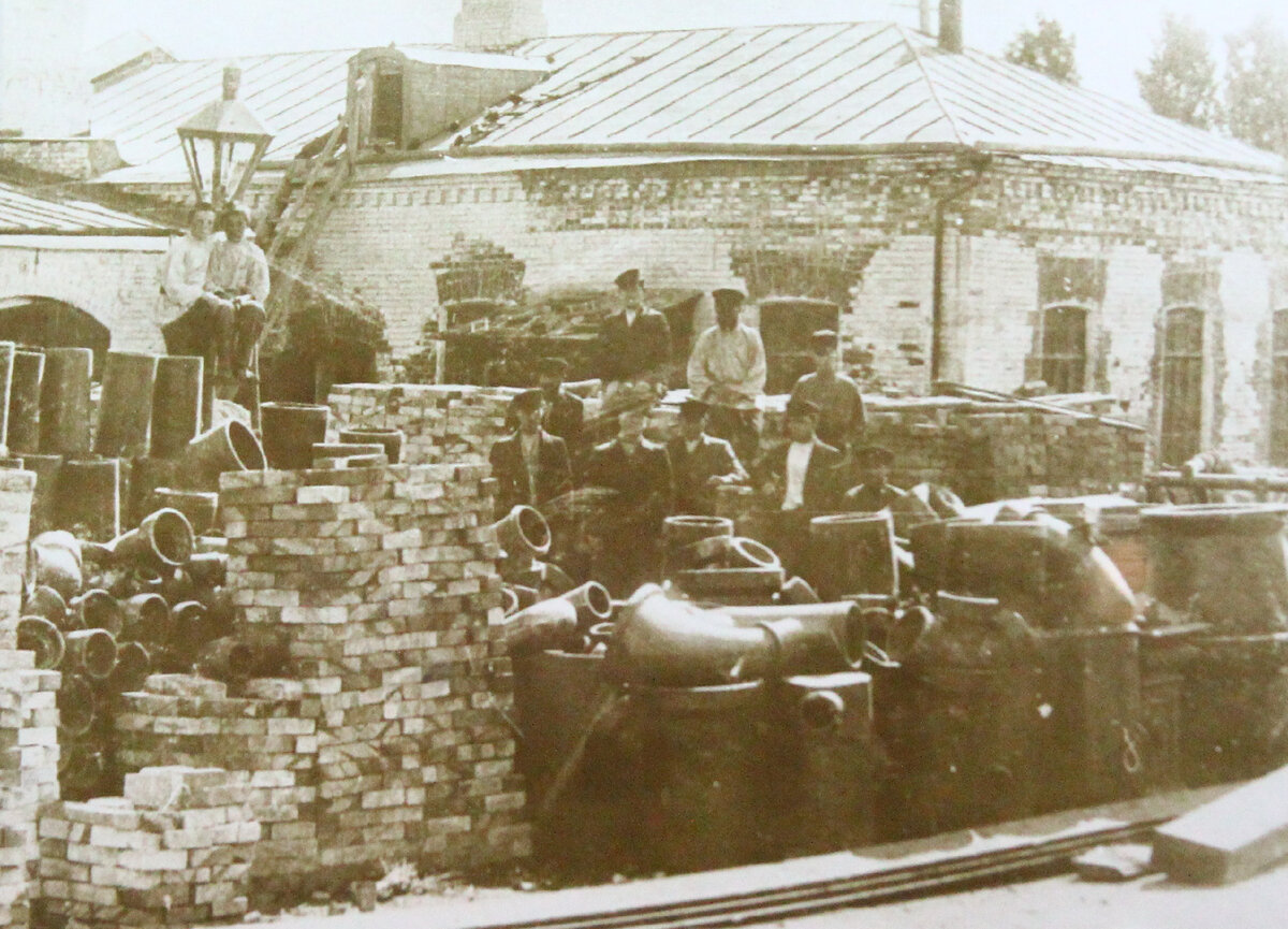 На этом заводе селивановых изготавливали керамику. Фото 19 века. Основано производство в 1840 году. Завод изготавливал; миски, корчаги, крынки, чаны и горшки.