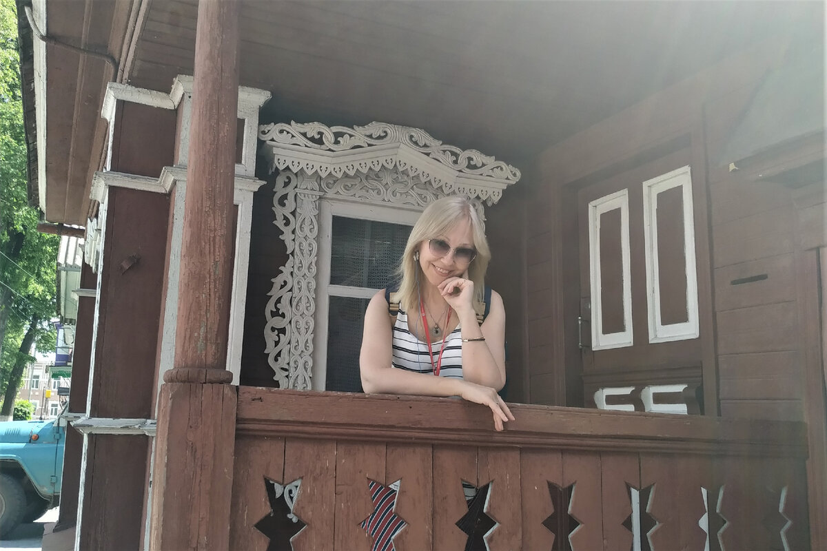 Вот такое крылечко, вот такие двери и окошечко, из которого видно, кто пришел, - я все это помню и храню в сердце... 