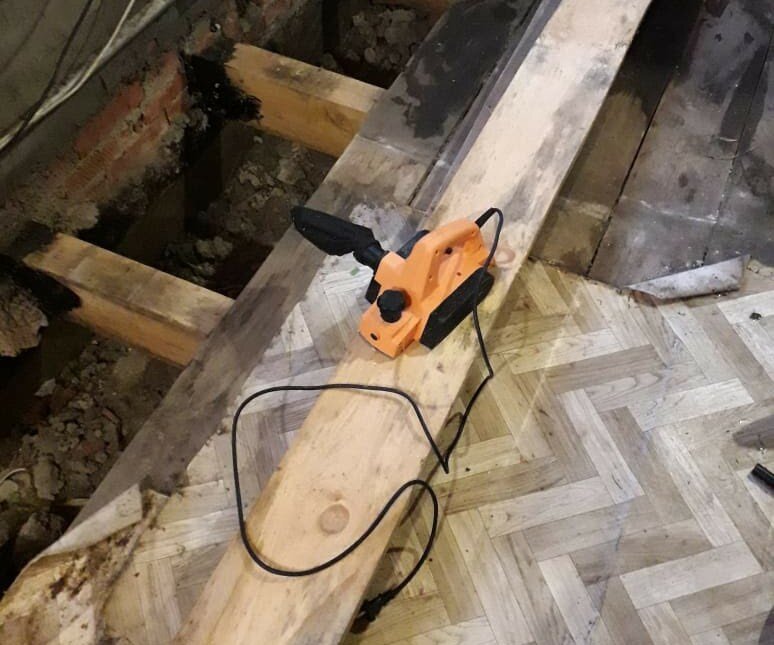 Чернота- это мастика и рубероид торчит, на фундамент постелен.