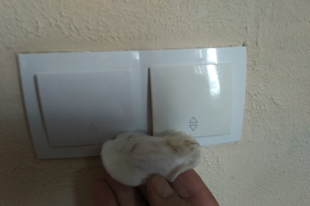 Обработка выключателя раствором перекиси водорода 3%. Фото автора