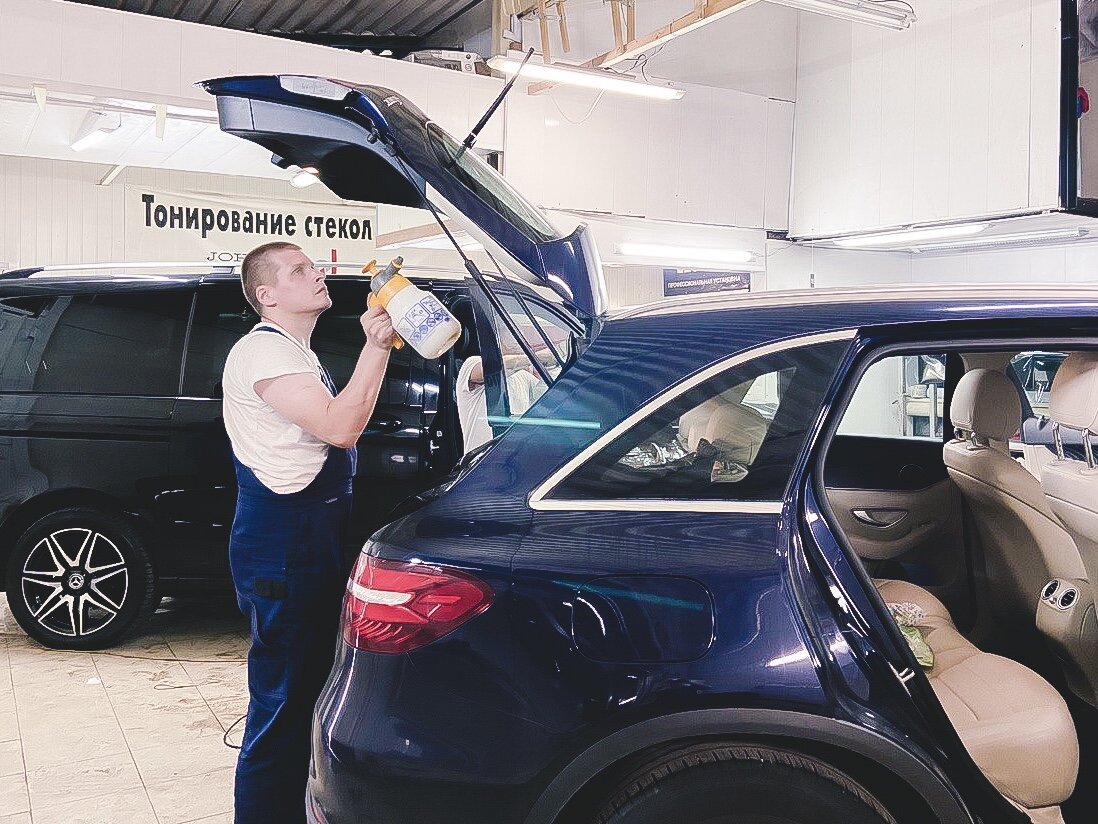 На фото Mercedes GLC, для которого мы сделали тонировку задних стекол пленкой Llumar 15%.
