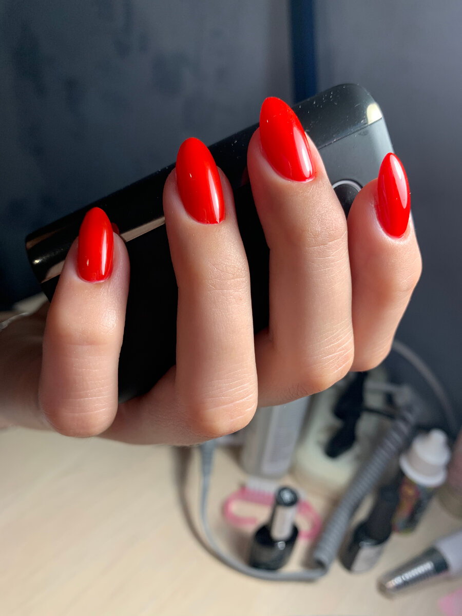 Маникюр играет в жизни женщины важную роль. Красное платье, черные туфли, сумочка и дополняет ваш образ красный маникюр.