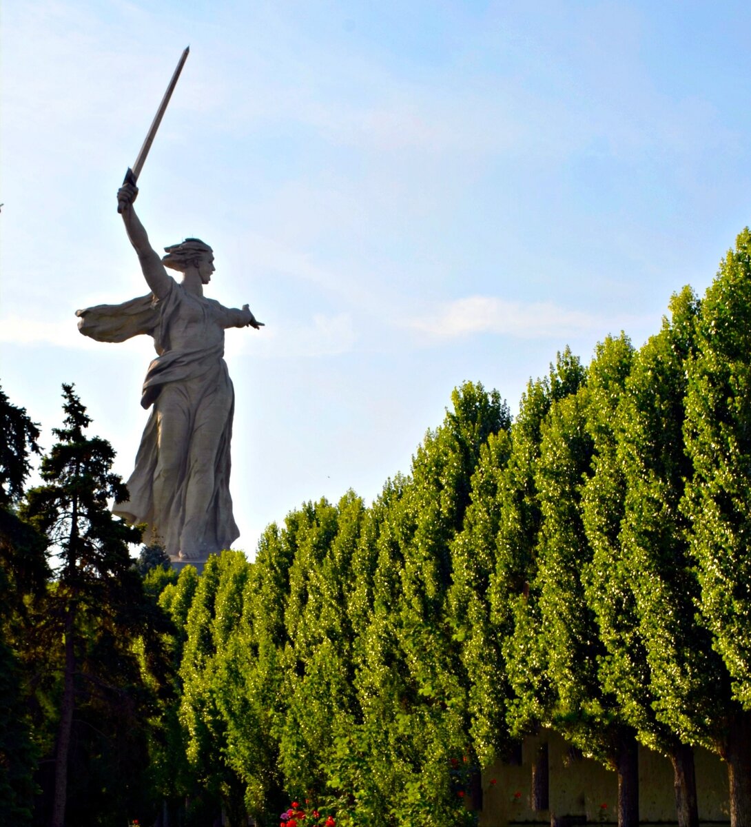 Аллея тополей. Вид на статую "Родины-матери". Фото автора.