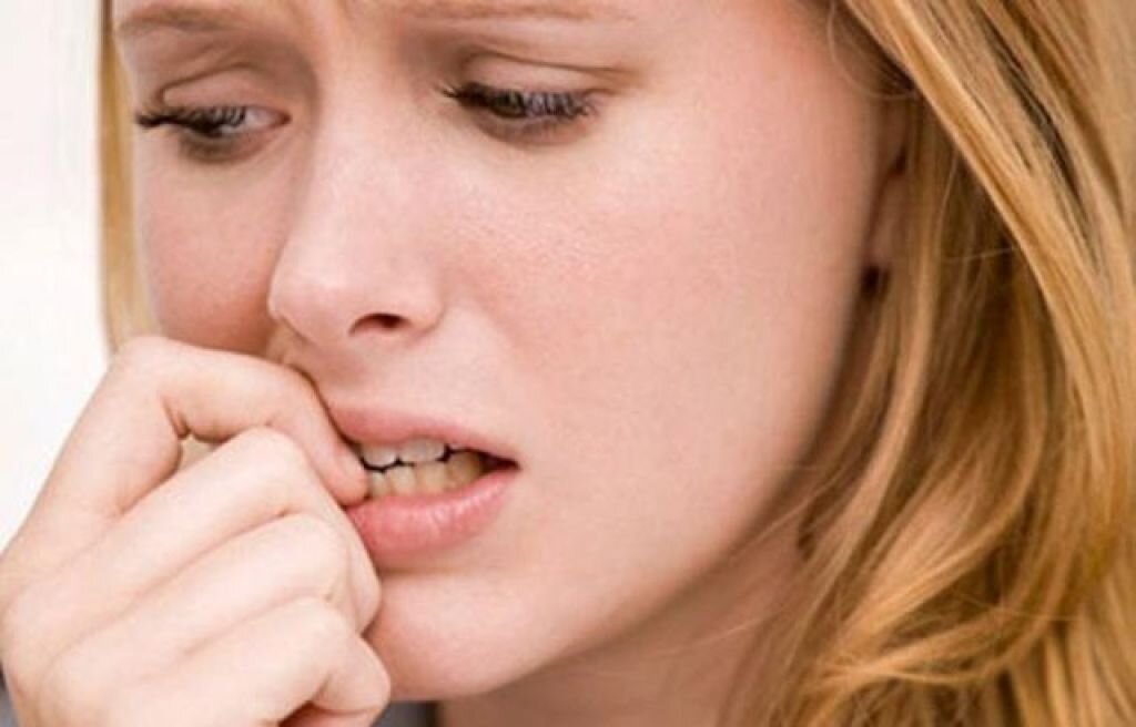 женщина закрывает нос. плохой запах. человек в стрессе. женщина в стрессе. раздражающий запах.