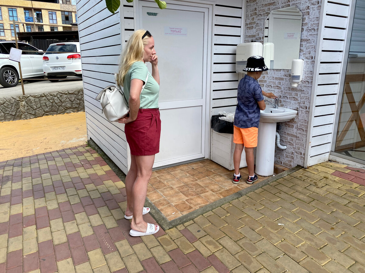 На улице можно помыть руки. Есть туалет. 