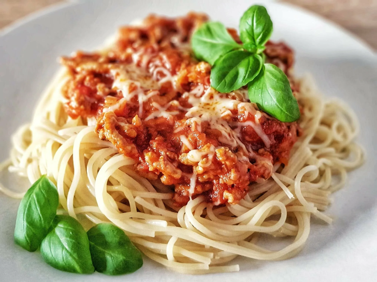 Спагетти классические рецепты. Фетучини болоньезе. Spaghetti bolognese. Паста для пасты болоньезе. Джемелли болоньезе.