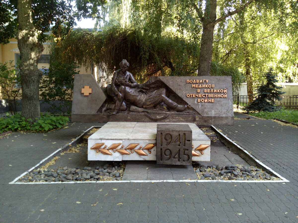 Рядом с поликлиникой, в которой я буду прививаться