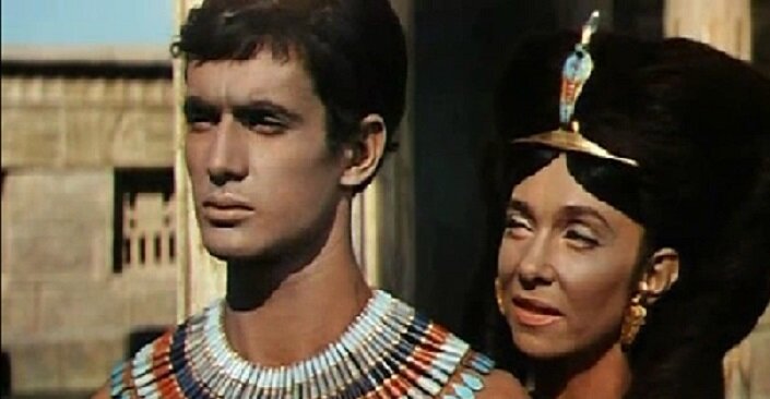 БЫЛ СВЯЗАН ОБЫЧАЯМИ. ДАЖЕ ЖЕНИТЬСЯ ДОЛЖЕН БЫЛ ТОЛЬКО НА СВОЕЙ СЕСТРЕ. 