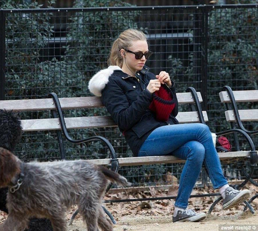 Аманда Сайфред за вязанием.