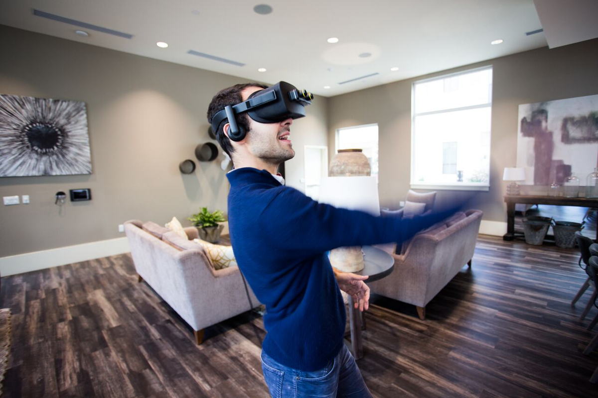 Самые лучшие vr. Очки виртуальной реальности. VR интерьер. Комната виртуальной реальности. Очки виртуальной реальности в интерьере.