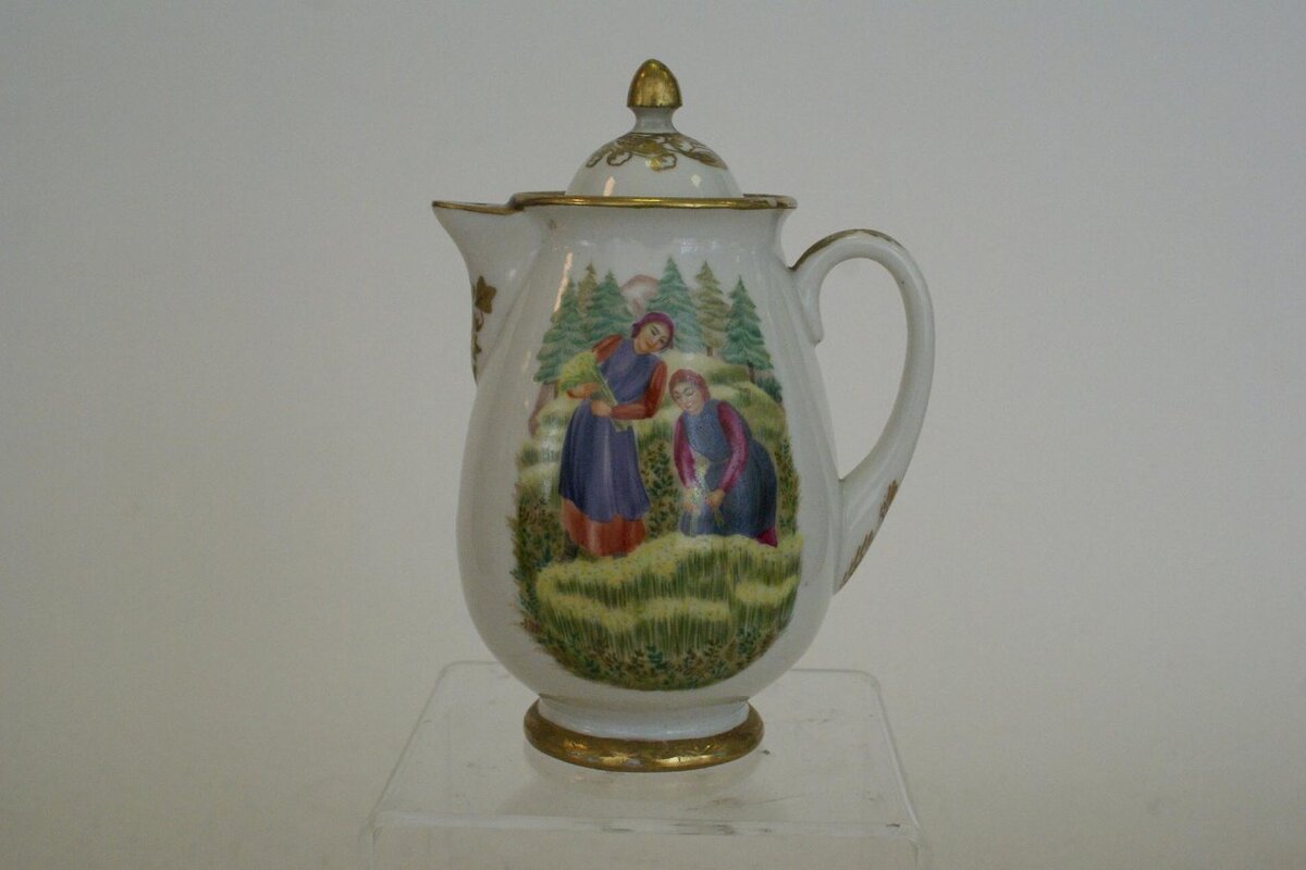 Елена Кубарская (роспись). Сергей Чехонин (форма). Сливочник из сервиза «Сбор урожая по республикам СССР». 1939. ЛФЗ. Высота 13,8 см. Государственный Эрмитаж / Мз-С-1647. Источник: collections.hermitage.ru