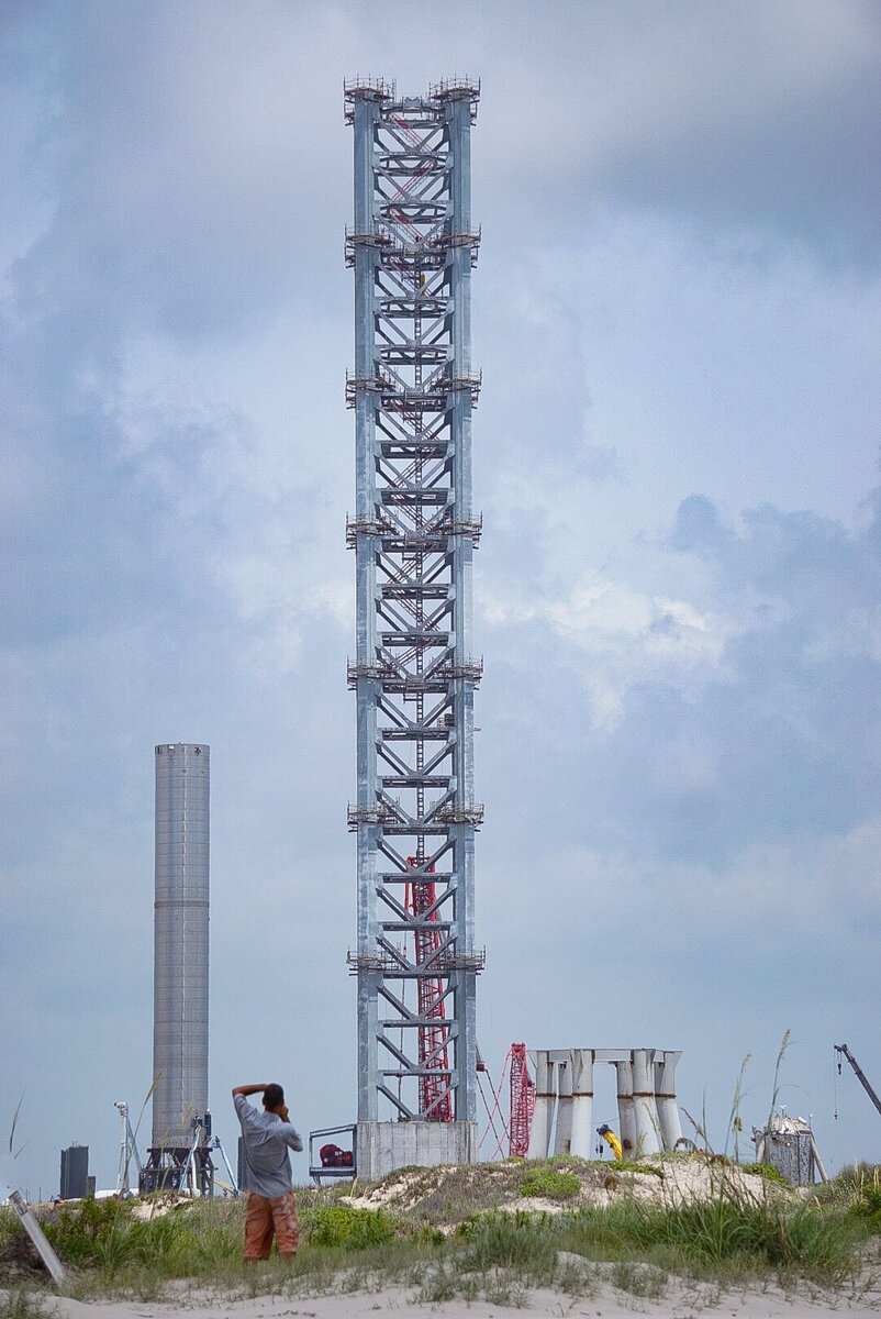 Та самая башня обслуживания и стартовый стол для Starship