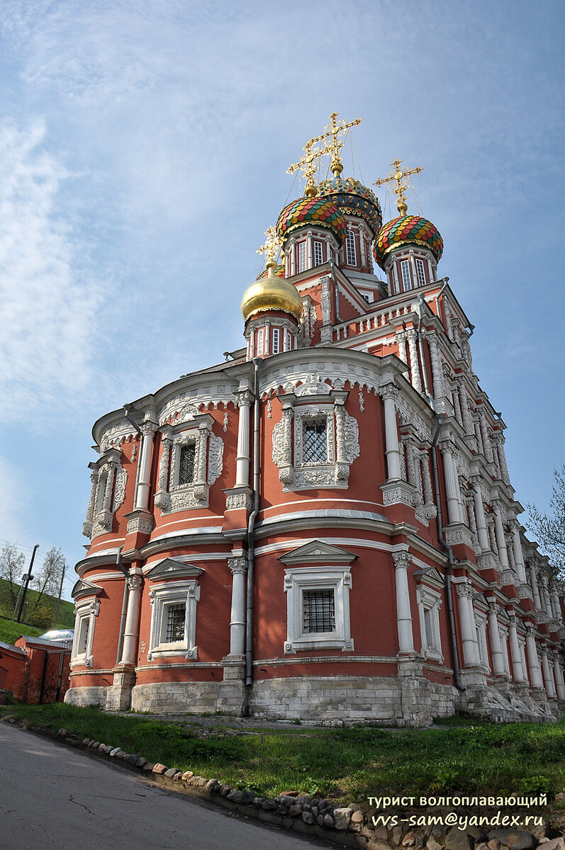 Вид на алтарную часть церкви с Рождественской улицы. Фото 12.05.2013.