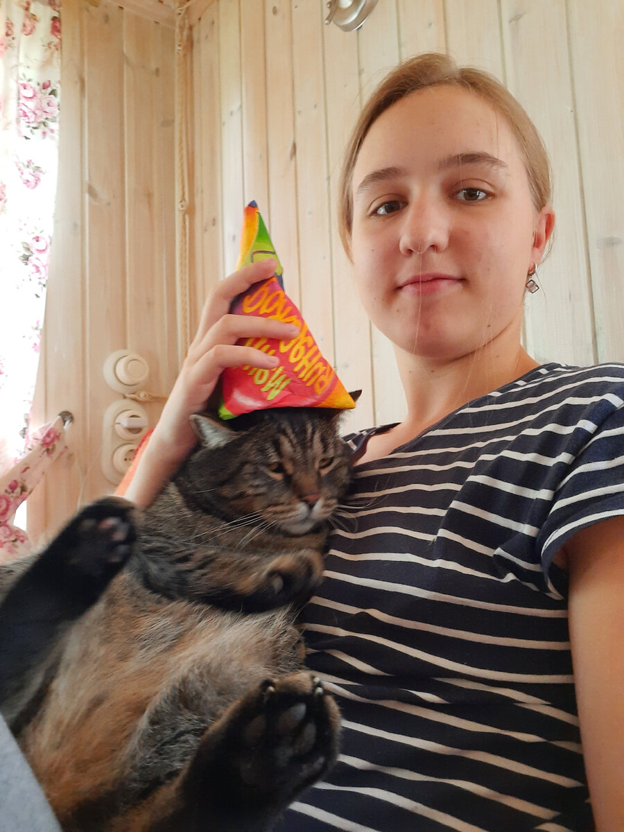 Кэт устал, но как истинный лев не падает виду:3