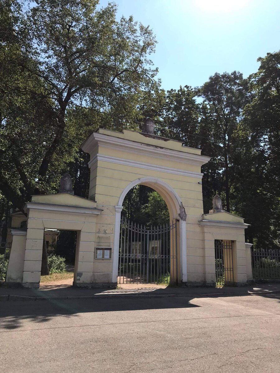Вход на Волковское кладбище