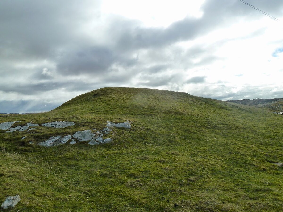 Холм фей в Ирландии Sithean Mor, The Fairy Hill of Iona.  По ссылке леденящая душу история!  http://faeryfolklorist.blogspot.com/2015/04/sithean-mor-fairy-hill-of-iona.html